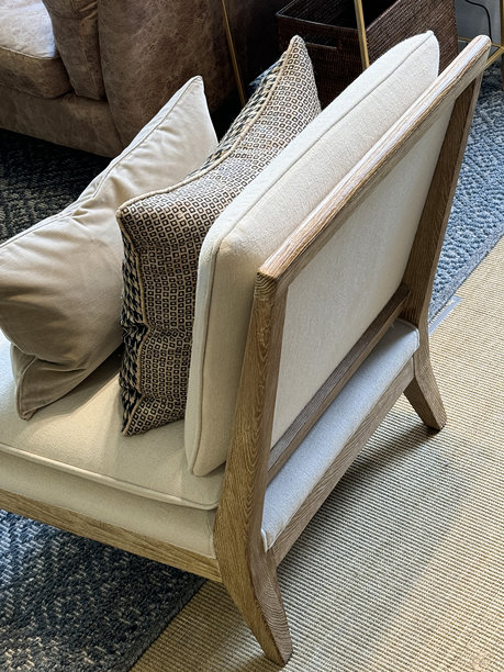 带有木椅和米色靠垫的客厅图片 / 舒适的休闲室内设计图片下载