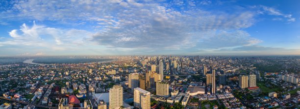 曼谷宽幅全景照片，日出时从素坤逸区俯瞰。一个拥有摩天大楼和数百万居民的大型亚洲首都城市。图片下载