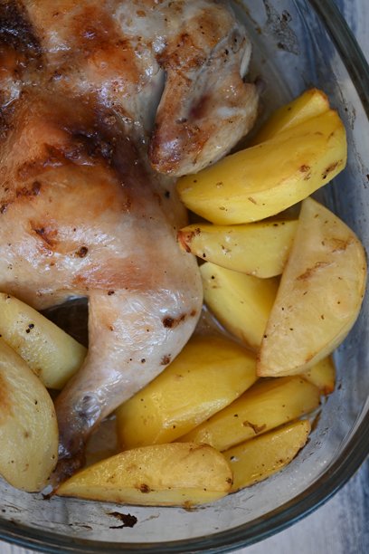 从上方拍摄的烤土豆与烤鸡照片，肉桂香脆的烤鸡和土豆，烤制晚餐图片下载