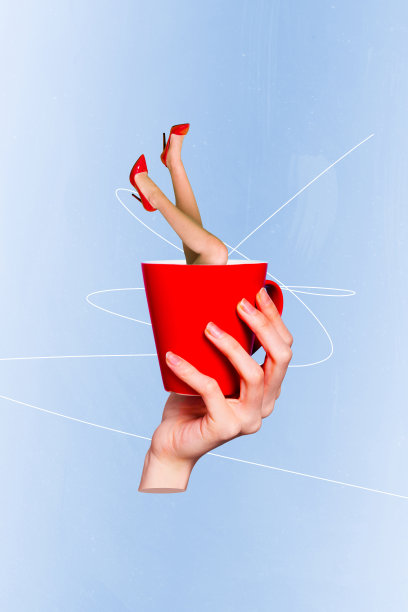 复合趋势艺术作品草图，照片拼贴，留白，手臂握着杯子，咖啡或茶饮料，女性腿部出现，身体缺失。图片下载