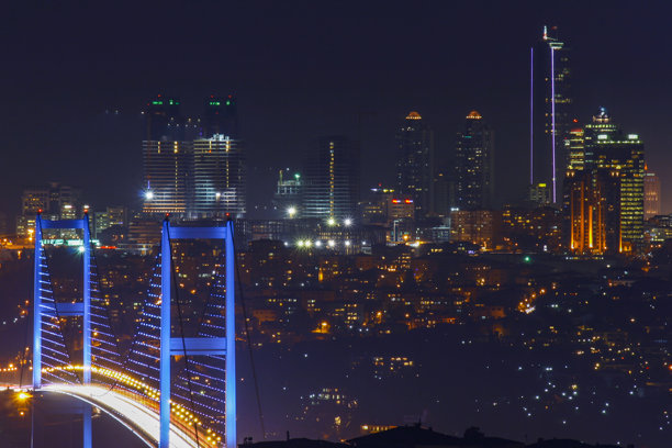 夜晚的七月十五日烈士桥照片，贝尤尔贝伊，乌斯屈达尔，伊斯坦布尔，土耳其图片下载