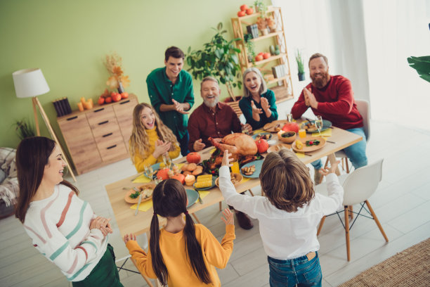 大家庭在室内家中庆祝感恩节，听孩子们讲故事并互致问候的照片图片下载
