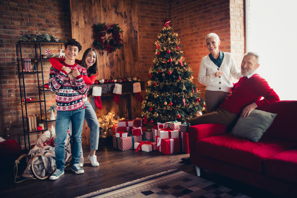 大家庭在家中公寓里聚在一起，欢庆圣诞节的全家福照片图片下载