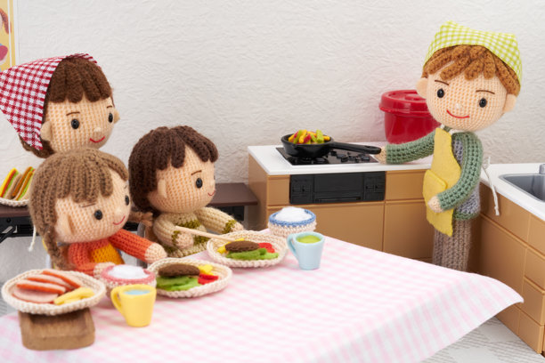 白色背景上的小巧可爱的毛线玩偶。日本儿童食堂的图片。图片下载