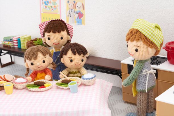 白色背景上的小巧可爱的毛线玩偶。日本儿童食堂的图片。图片下载