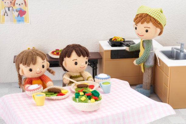 白色背景上的小巧可爱的毛线玩偶。日本儿童食堂的图片。图片下载