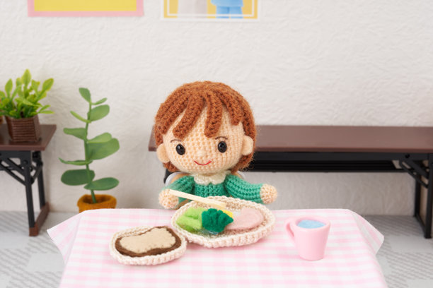 白色背景上的小巧可爱的毛线玩偶。日本儿童食堂的图片。图片下载