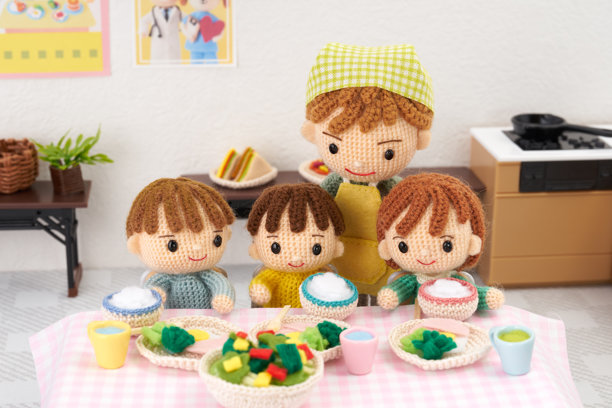 白色背景上的小巧可爱的毛线玩偶。日本儿童食堂的图片。图片下载