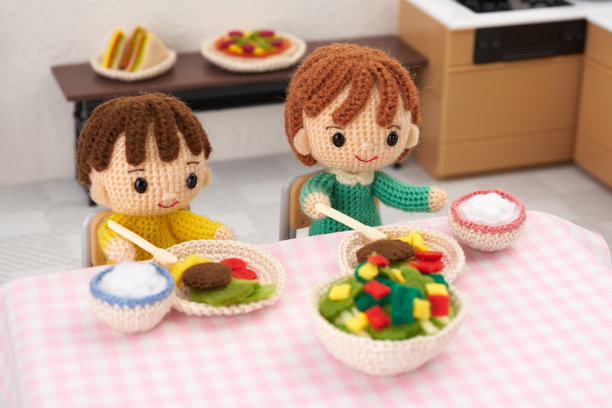 白色背景上的小巧可爱的毛线玩偶。日本儿童食堂的图片。图片下载