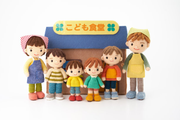 白色背景上的小巧可爱的毛线玩偶。日本儿童食堂的图片。图片下载