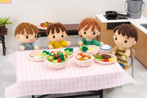白色背景上的小巧可爱的毛线玩偶。日本儿童食堂的图片。图片下载