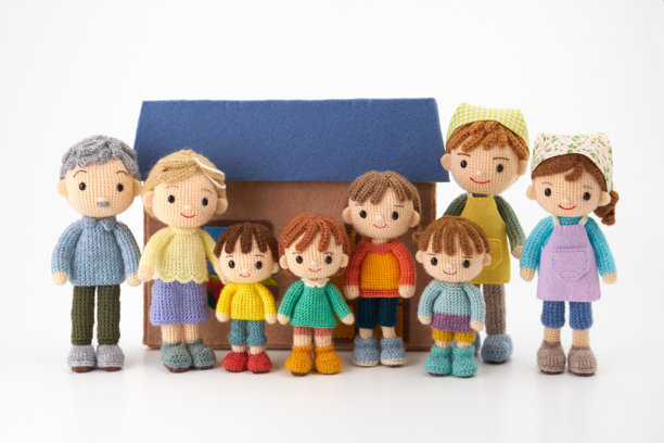 可爱的小型毛线玩偶在白色背景上。日本家庭的餐厅图片。图片下载