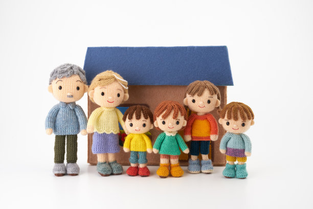 可爱的小型毛线玩偶在白色背景上。日本家庭的餐厅图片。图片下载