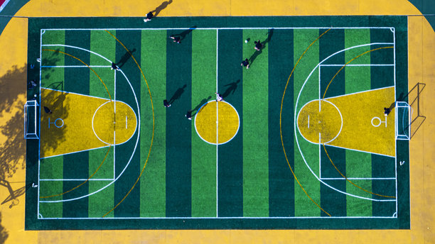 河内一所学校儿童足球训练的航拍照片图片下载