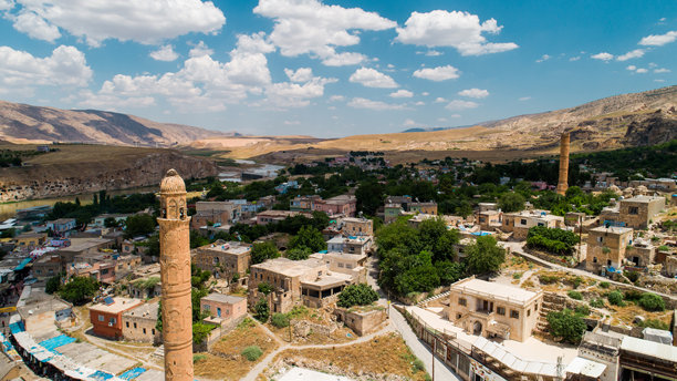哈桑凯夫。该城市目前被水坝的水淹没。阴天拍摄的城市广角照片。土耳其，巴特曼。图片下载
