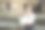 穿着商务服装的年轻女性在街上使用笔记本电脑。学习，工作。高质量照片图片下载