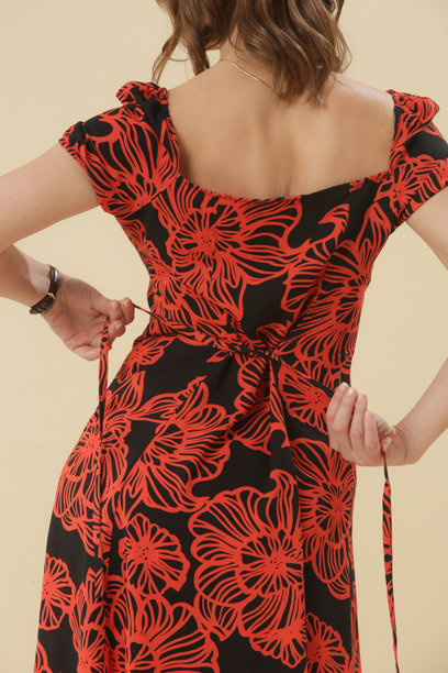 一系列年轻女性模特穿着黑色和橙色中长裙，短泡袖的工作室照片图片下载