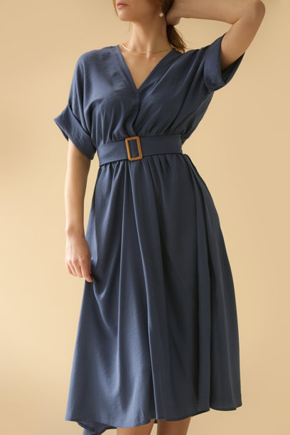 一系列年轻女性模特穿着柔软棉质牛仔中长裙的工作室照片。图片下载