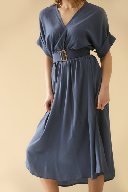 一系列年轻女性模特穿着柔软棉质牛仔中长裙的工作室照片。图片下载