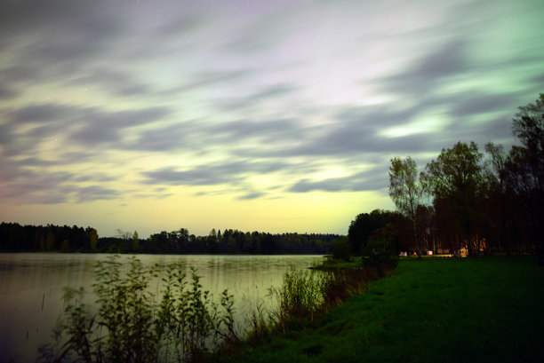 色彩斑斓的照片，天空中美丽的北极光，北极光映照在湖面上图片下载