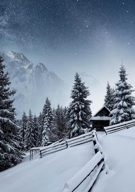 美丽的冬季自然风光照片，雪山巅，雪白的山景，天空下的雪山图片下载