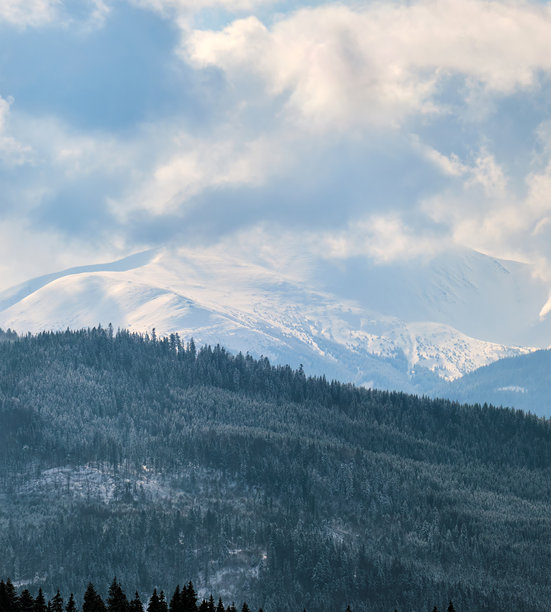 美丽的冬季自然风光照片，雪山巅，雪白的山景，天空下的雪山图片下载