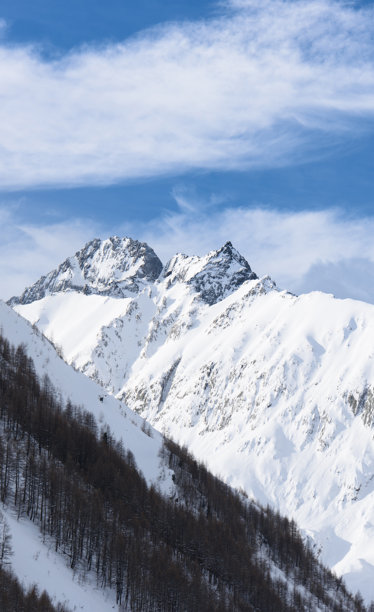 美丽的冬季自然风光照片，雪山巅，雪白的山景，天空下的雪山图片下载