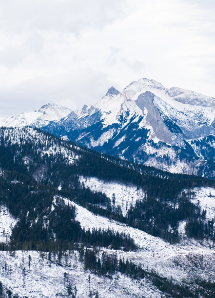 美丽的冬季自然风光照片，雪山巅，雪白的山景，天空下的雪山图片下载