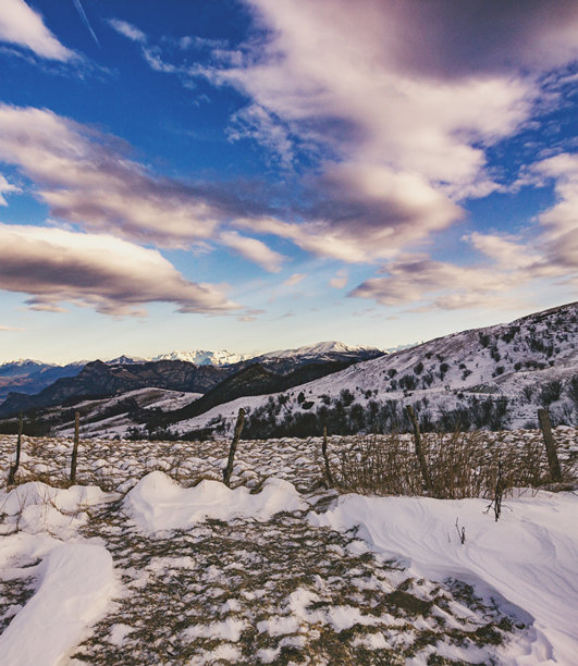 美丽的冬季自然风光照片，雪山巅，雪白的山景，天空下的雪山图片下载