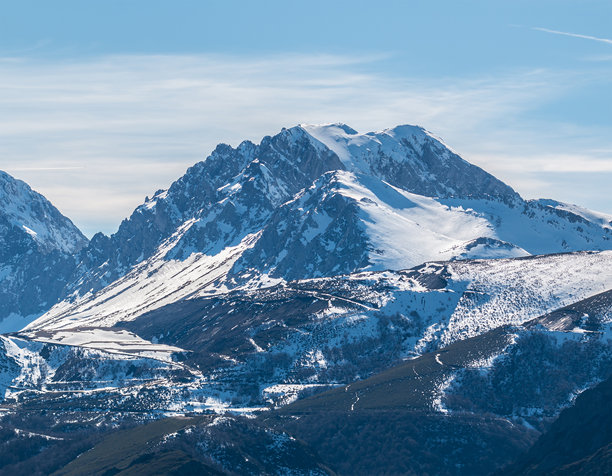 美丽的冬季自然风光照片，雪山巅，雪白的山景，天空下的雪山图片下载