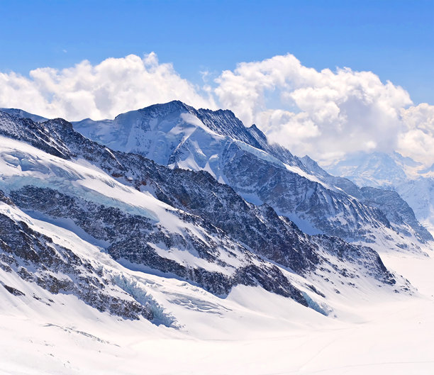 美丽的冬季自然风光照片，雪山巅，雪白的山景，天空下的雪山图片下载