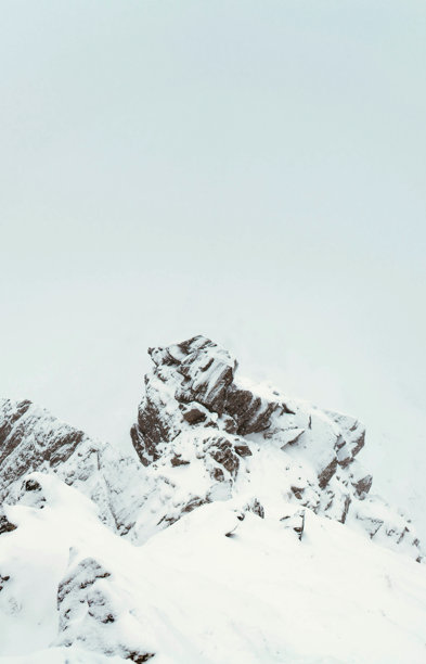 美丽的冬季自然风光照片，雪山巅，雪白的山景，天空下的雪山图片下载