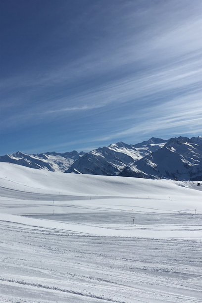 美丽的冬季自然风光照片，雪山巅，雪白的山景，天空下的雪山图片下载