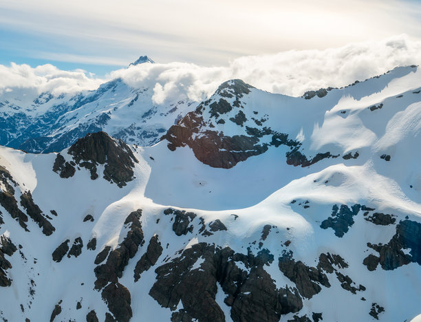美丽的冬季自然风光照片，雪山巅，雪白的山景，天空下的雪山图片下载