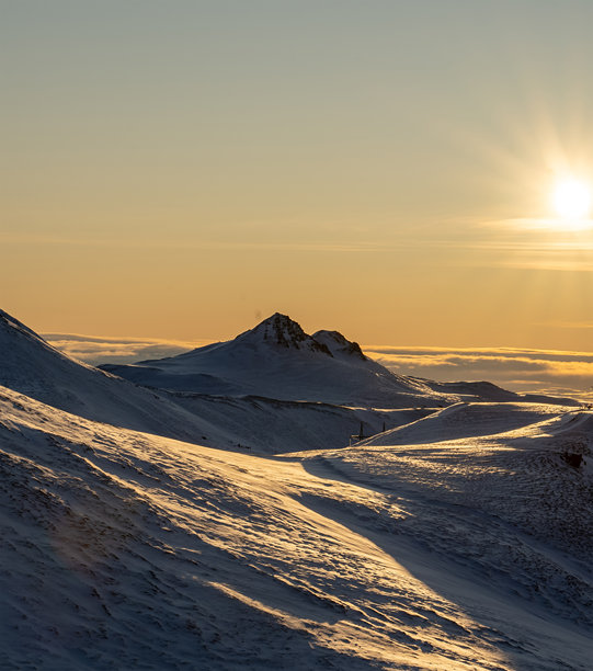 美丽的冬季自然风光照片，雪山巅，雪白的山景，天空下的雪山图片下载