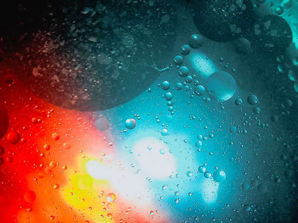 水和油的圆圈彩色水照片背景。图片下载