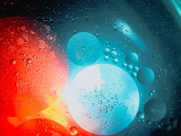水和油的圆圈彩色水照片背景。图片下载