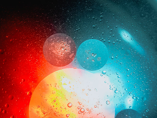 水和油的圆圈彩色水照片背景。图片下载