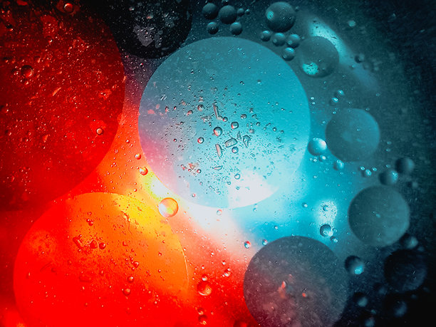 水和油的圆圈彩色水照片背景。图片下载