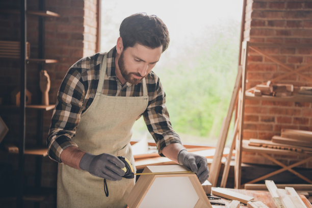 专业木工在室内车库测量木制品对象的照片图片下载
