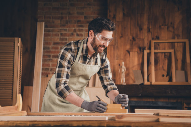 专业木工在室内工作坊中雕刻木板的照片图片下载