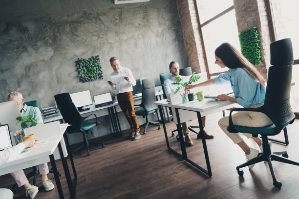 团队合作的初创公司合作伙伴在舒适宜人的创意初创办公室内的全景照片图片下载