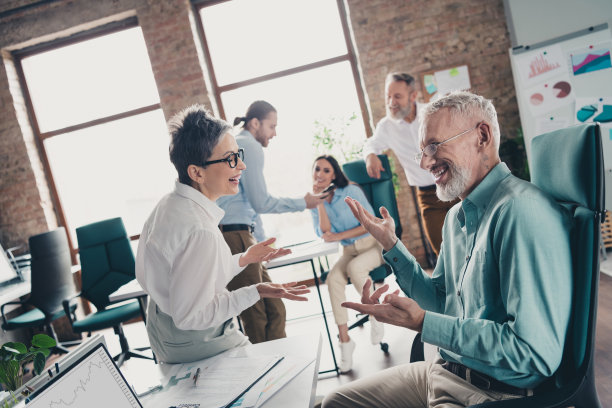 团队创业伙伴在舒适宜人的创意创业办公室阁楼内讨论交流的照片图片下载