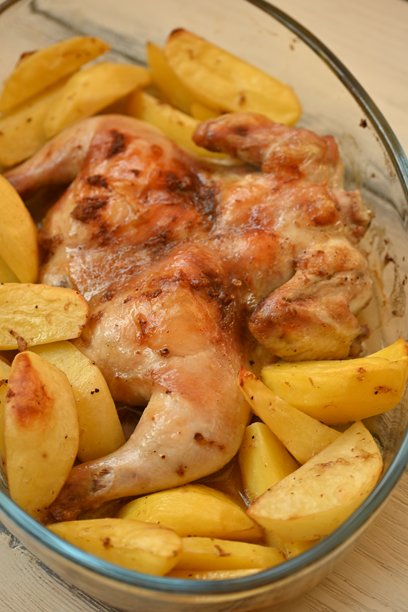 从上方拍摄的烤土豆和烤鸡照片，肉桂香脆的烤鸡和土豆，烤制的晚餐图片下载