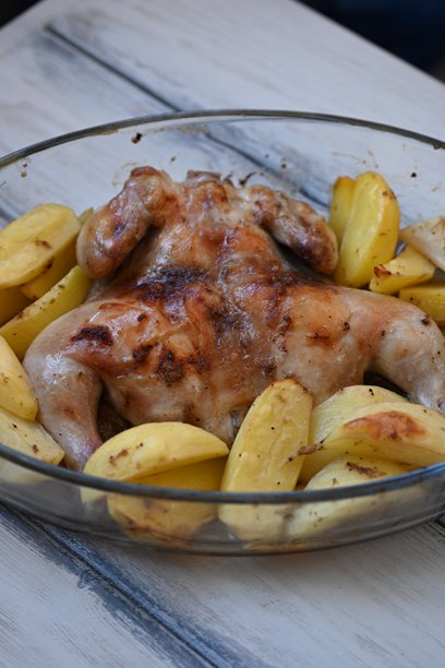 从上方拍摄的烤土豆和烤鸡照片，肉桂香脆的烤鸡和土豆，烤制的晚餐图片下载