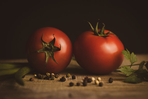 极简风格的艺术照片，蔬菜组合，包含番茄。图片下载