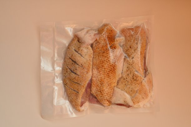 真空包装的新鲜鸭胸肉，鸭胸皮肤纹理的顶部照片作为背景，烹饪准备，健康家庭烹饪，餐厅准备。图片下载