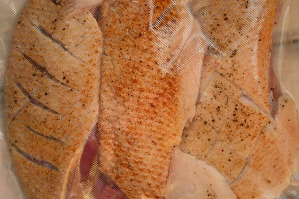 真空包装的新鲜鸭胸肉，鸭胸皮肤纹理的顶部照片作为背景，烹饪准备，健康家庭烹饪，餐厅准备。图片下载