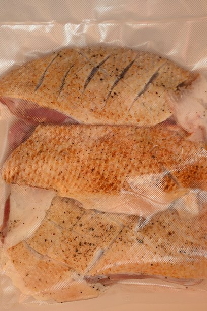 真空包装的新鲜鸭胸肉，鸭胸皮肤纹理的顶部照片作为背景，烹饪准备，健康家庭烹饪，餐厅准备。图片下载