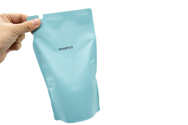 补充包装袋或包。零浪费。重用、减少、回收的理念。补充液体肥皂、洗发水和其他产品。白色背景上孤立的补充袋塑料包装。剪切路径。图片下载